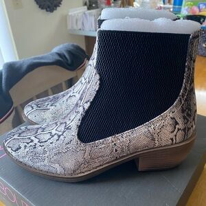 Women’s size 8 Corkys Hanover boots